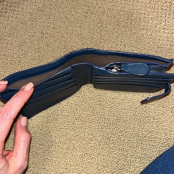 Bottega Veneta Leather Compact Wallet - Picture 9 of 9